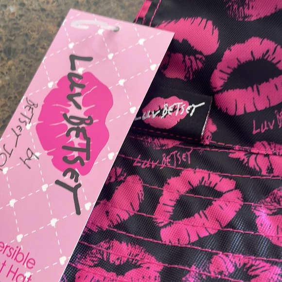 💋Luv Betsey Betsey Johnson Black Smooch/Black Reversible Nylon Rain Bucket Hat - Picture 3 of 6